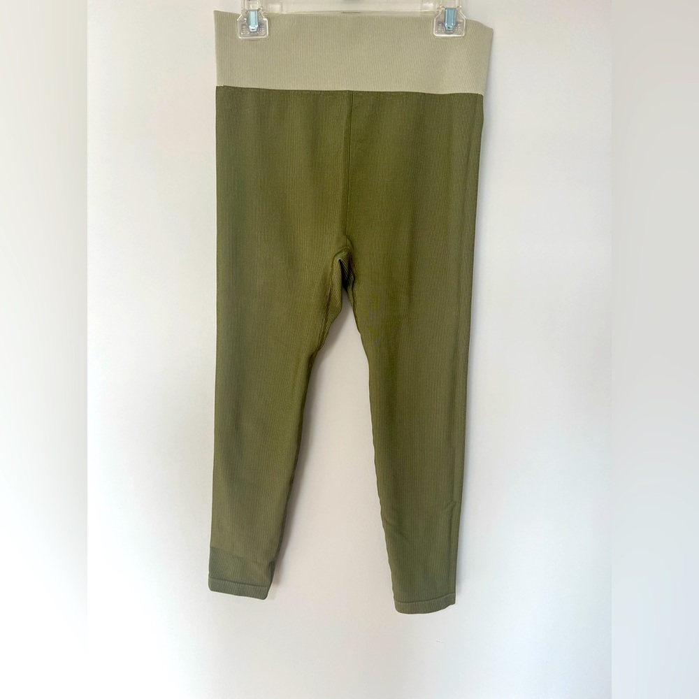 Dick’s Sporting Goods (DSG) leggings